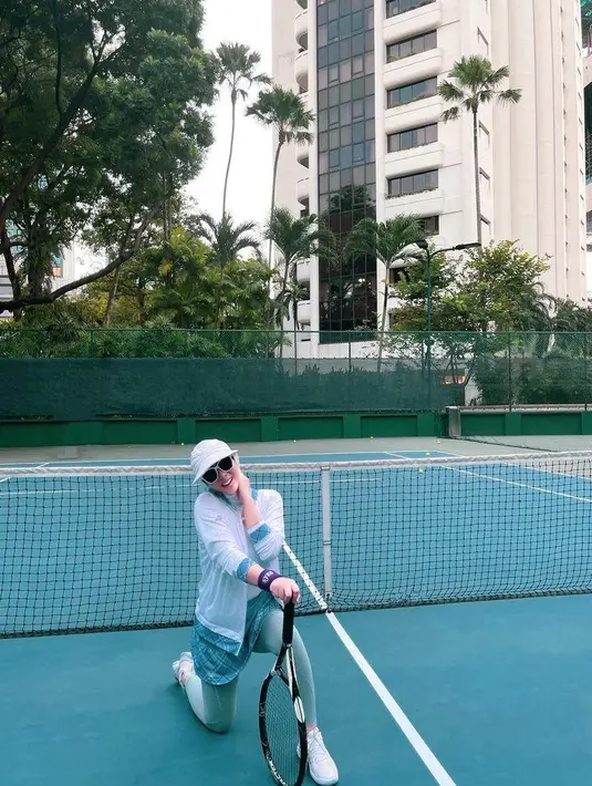 Di antara potret Syahrini main tenis di Singapura, yang mana outfit favoritmu? @princessyahrini.
