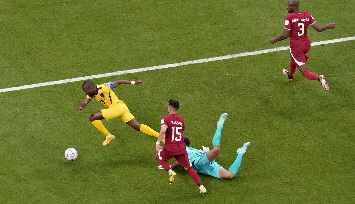 Penyerang Ekuador, Enner Valencia dilanggar oleh kiper Qatar Saad Al Sheeb selama pertandingan Grup A Piala Dunia 2022 di Stadion Al Bayt di Al Khor, Qatar, Minggu (20/11/2022). Enner Valencia mencetak dua gol dipertandingan ini dan mengantar Ekuador menang atas Qatar 2-0.  (AP Photo/Thanassis Stavrakis)
