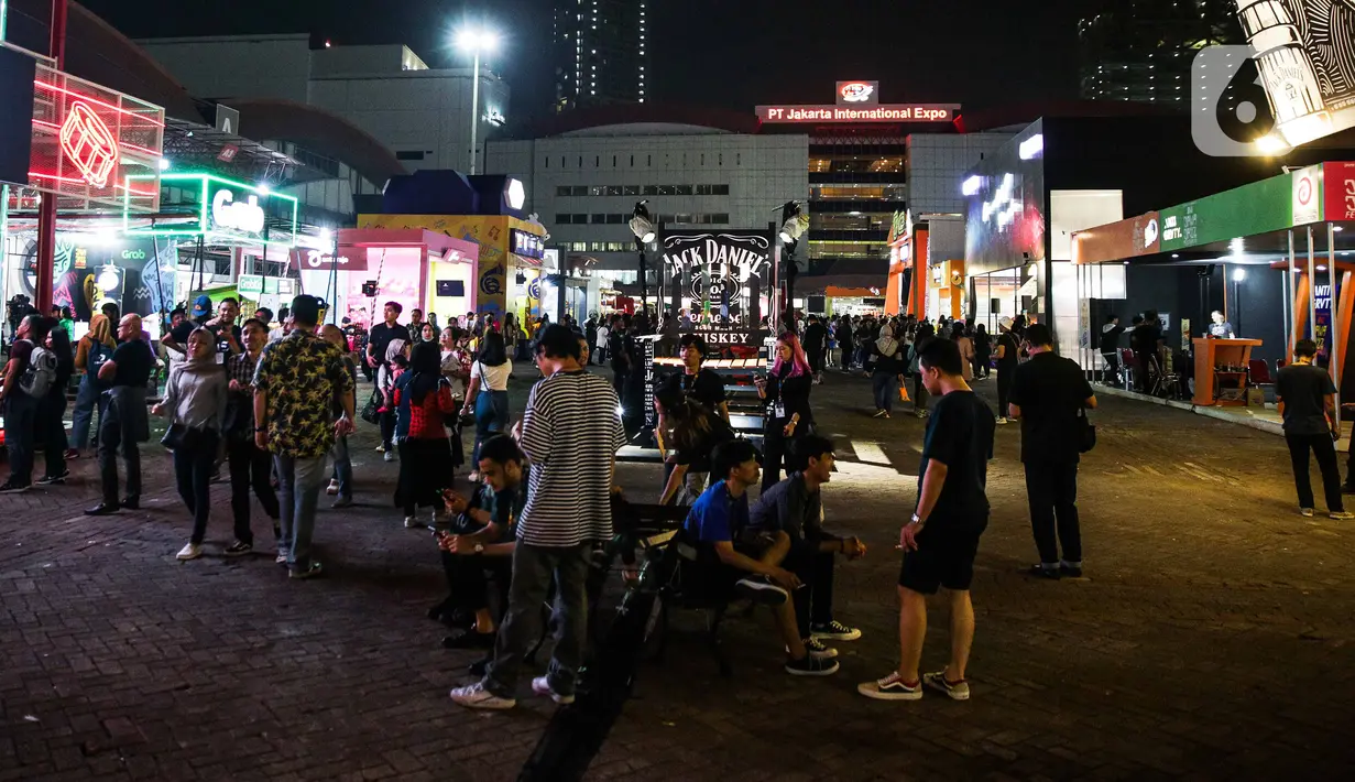 Pengunjung Java Jazz Festival 2020 memadati area JIexpo Kemayoran, Jakarta, Jumat (28/2/2020). Java Jazz Festival 2020 menghadirkan sederet musisi dalam dan luar negeri yang diselenggarakan hingga 1 Maret 2020. (Liputan6.com/Faizal Fanani)