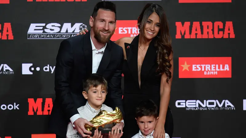 Ditemani Istri dan Anaknya, Lionel Messi Terima Sepatu Emas ke-6