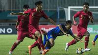 Bek Timnas Indonesia, Samuel Simanjuntak, menjatuhkan striker Thailand, Yuthapichai Lertlum, pada laga PSSI 88th U-19 di Stadion Pakansari, Jawa Barat, Minggu (23/9/2018). Kedua negara bermain imbang 2-2. (Bola.com/Vitalis Yogi Trisna)