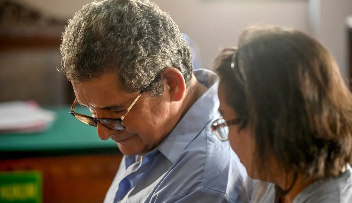 WN Peru Guido Torres Morales menjalani sidang tuntutan di pengadilan Denpasar, Bali, Senin (18/11/2019). Morales dituntut 18 tahun penjara dalam kasus penyelundupan narkotika jenis kokain 950 gram dalam 125 bungkusan yang ditelan saat menumpang pesawat dari Dubai ke Denpasar. (SONNY TUMBELAKA/AFP)