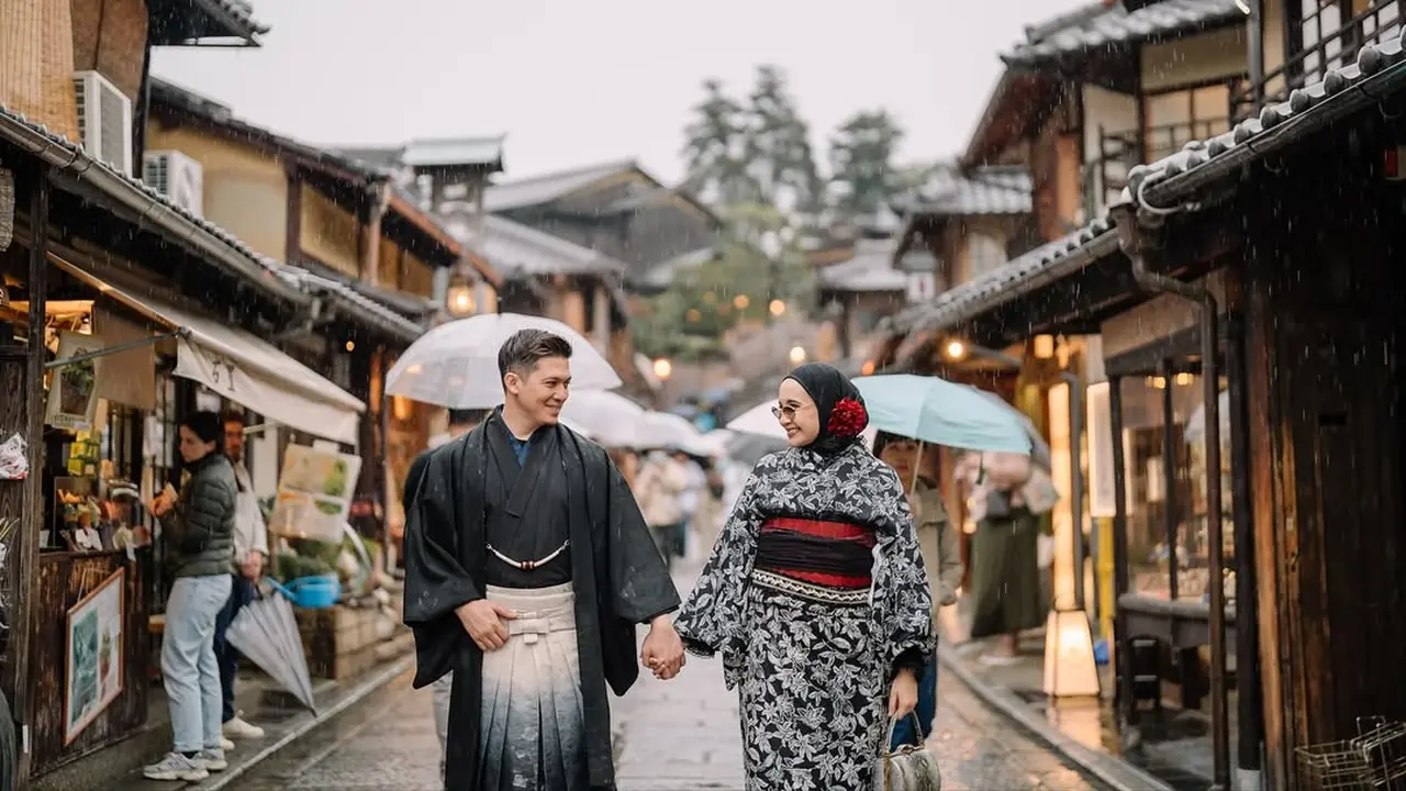 Babymoon di Jepang, Zaskia Sungkar dan Irwansyah Tampil Serasi dalam Balutan Kimono Hitam Putih