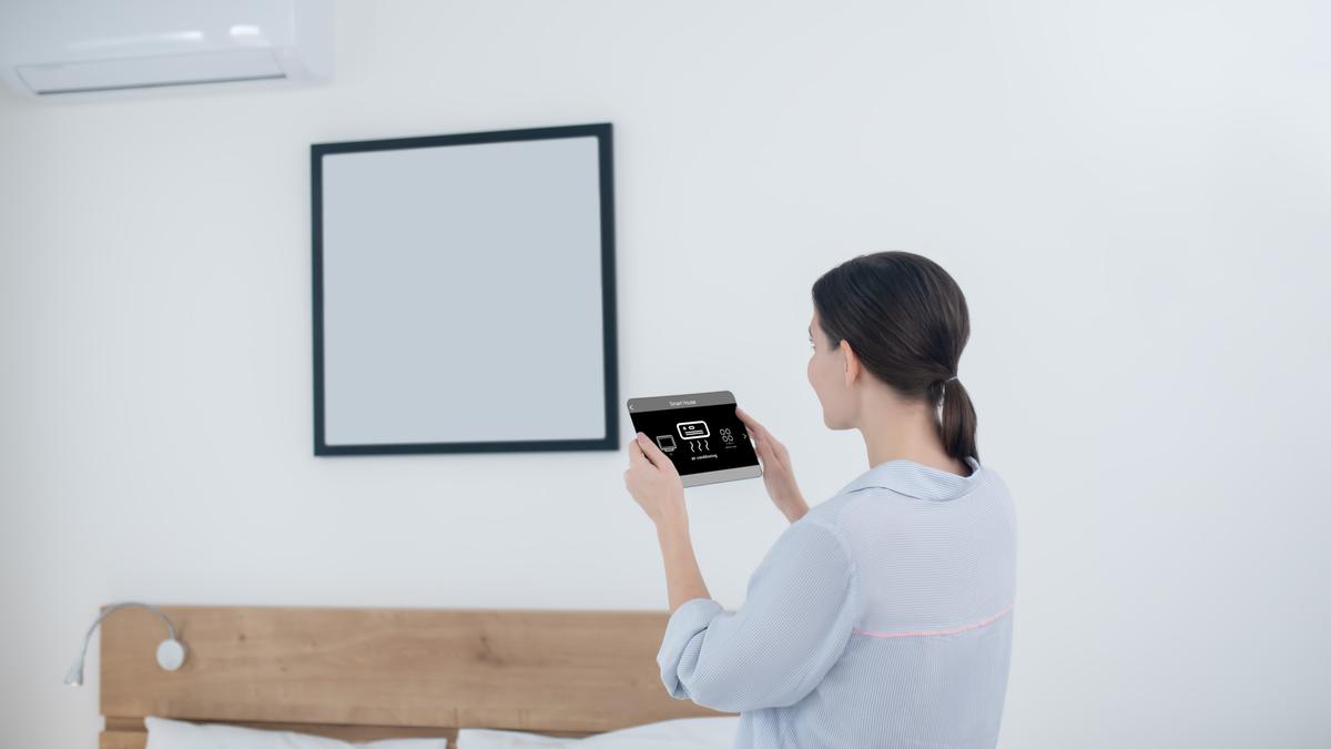 Perbandingan AC Low Watt vs AC Inverter untuk Rumah Daya Listrik Terbatas