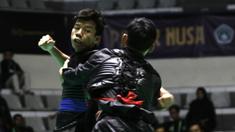 Pendekar Pagar Nusa saat bertarung dalam Kejurnas dan Festival III Pencak Silat di Padepokan Pencak Silat, TMII, Jakarta, Sabtu (4/1). Kejuaraan ini diikuti ratusan pendekar silat Pagar Nusa dari seluruh Indonesia. (Bola.com/Yoppy Renato)