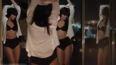Penyanyi Selena Gomez tampil super seksi di video klip terbarunya, “Hands to Myself”. Video klip ini sudah dirilis secara online lewat Apple Music sejak 21 Desember lalu. (Dailymail.co.uk)