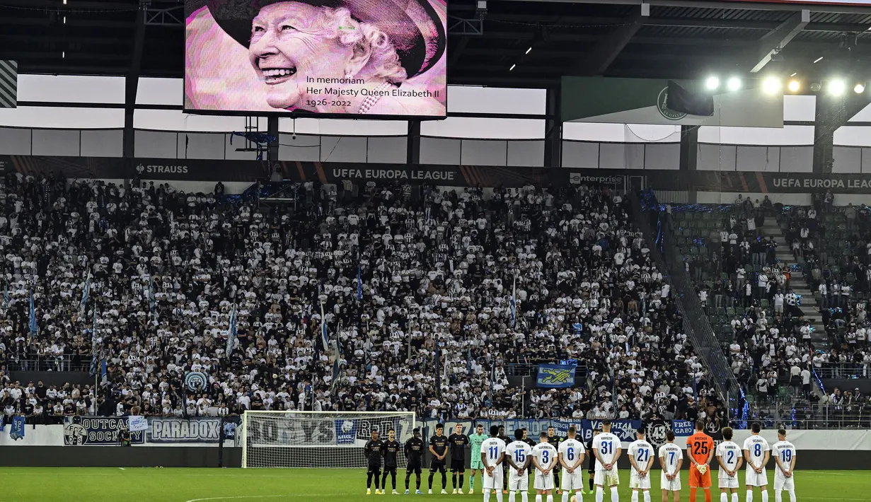 Seisi stadion St. Gallen Arena melakukan 'Minute of Silience' sebelum laga Grup A Liga Europa antara FC Zurich melawan Arsenal. Semasa hidupnya, Ratu Elizabeth II banyak dikabarkan merupakan fans dari Arsenal. Bahkan, penggawa The Gunners pernah diundang untuk berkunjung ke Istana Buckingham. (AP/Keystone/Gian Ehrenzeller)