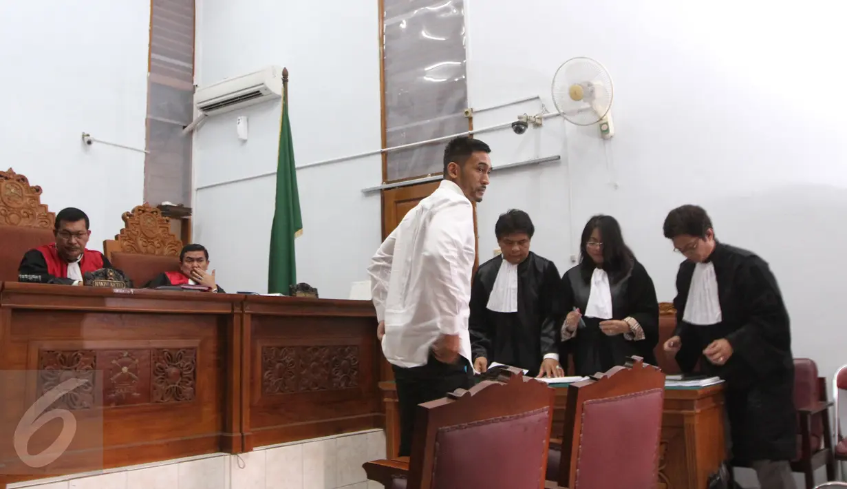 Aktor Restu Sinaga berdiskusi dengan kuasa hukumnya disela sidang perdana kasus narkoba di PN Jakarta Selatan, Kamis (13/10). Sebagaimana diketahui, Restu ditangkap pada Juni 2016 lalu karena kasus kepemilikan narkoba. (Liputan6.com/Herman Zakharia)