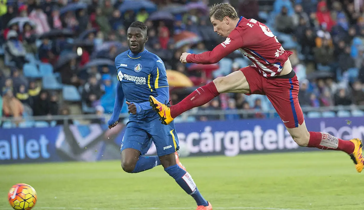Striker Atletico Madrid, Fernando Torres, berusaha membobol gawang Getafe pada laga La Liga di Stadion Coliseum Alfonso Perez, Spanyol, Minggu (14/2/2016). Getafe takluk 0-1 dari Atletico Madrid. (AFP/Curto De La Torre)