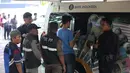 Pecahan tersebut umumnya digunakan untuk berbagai keperluan selama Ramadan hingga Lebaran, termasuk tradisi berbagi uang kepada keluarga dan kerabat. Tampak dalam foto, warga antre untuk menukarkan uang di pelayanan mobil kas keliling Bank Indonesia di Stasiun Gambir, Jakarta, Senin (16/3/2026). (Kapanlagi.com/Budy Santoso)