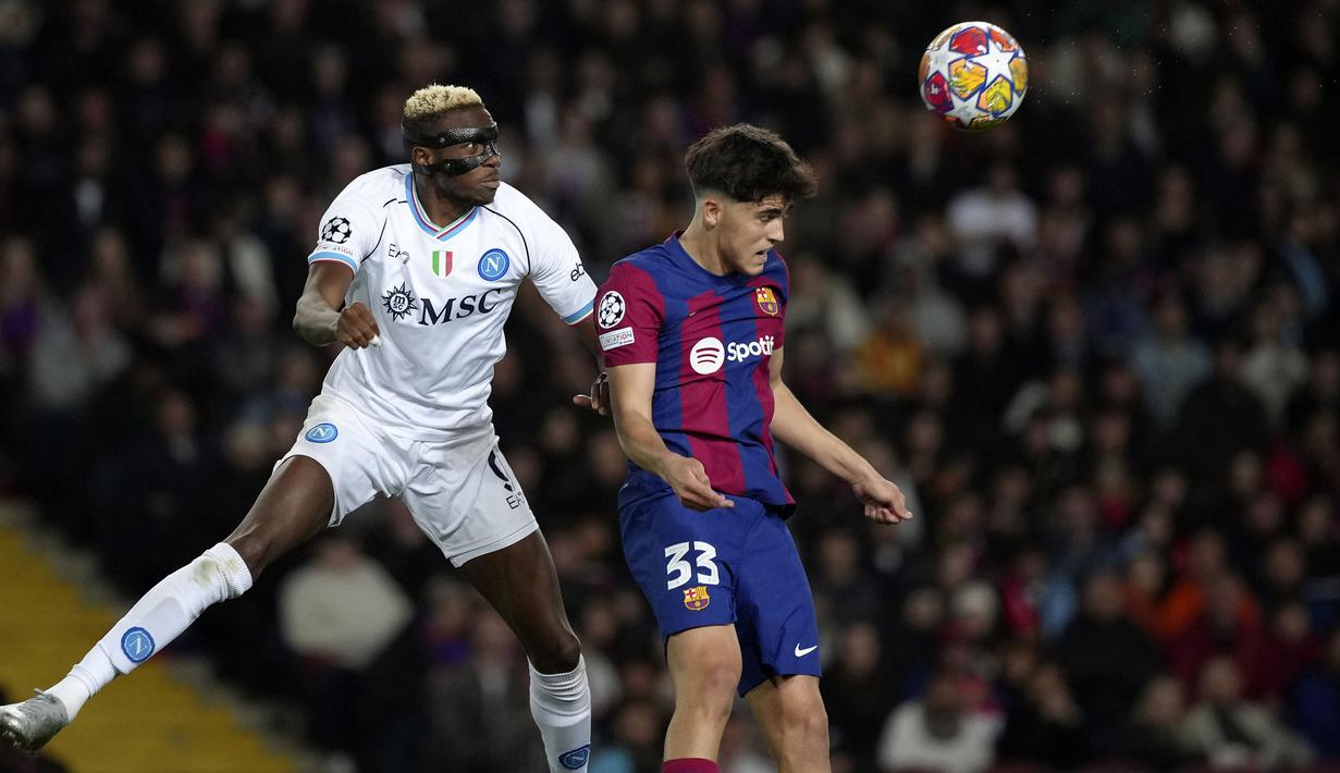 Pemain Barcelona, Pau Cubarsi (kanan) berduel udara dengan pemain Napoli, Victor Osimhen pada laga leg kedua babak 16 besar Liga Champions 2023/2024 di Estadio Olimpico Lluis Companys, Barcelona, Spanyol, Rabu (13/3/2024) dini hari WIB. Barcelona menang dengan skor 3-1 (agregat 4-2). (AP Photo/Emilio Morenatti)