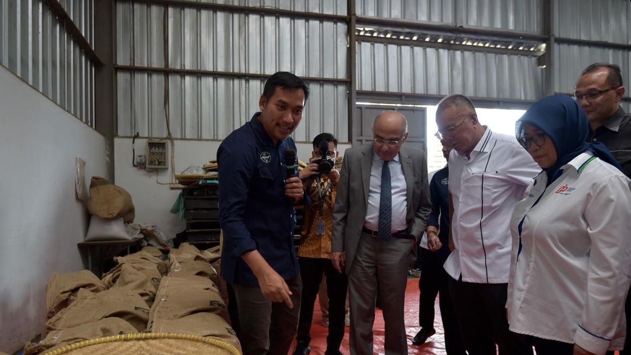 Staf Khusus Menteri Perdagangan Bidang Perjanjian Perdagangan Internasional Bara Krishna Hasibuan melepas ekspor perdana satu kontainer kopi milik Koperasi Gunung Luhur Berkah (GLB) Subang ke Mesir senilai USD 60 ribu, atau sekitar Rp 890 juta.