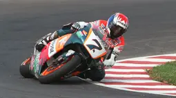 Pebalap Repsol Honda asal Jepang Tadayuki Okada (7) membelokkan motornya pada tikungan dalam Kejuaraan Dunia Grand Prix 97 di Sirkuit Sentul, 28 September 1997. Meski Mick Doohan memimpin hampir seluruh putaran balapan, Okada memenangkan balapan dengan total waktu 43'22.010. (KEMAL JUFRI/AFP)