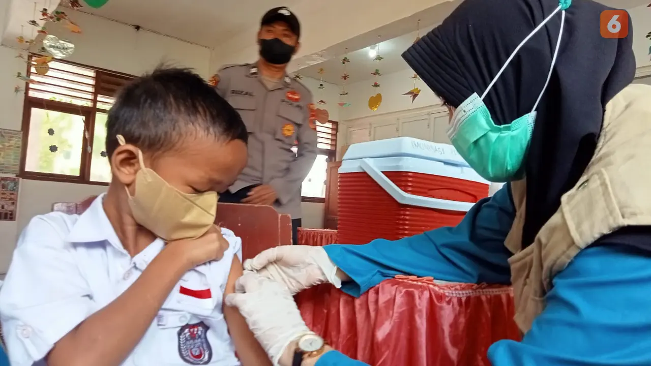 vaksinasi anak di salah satu SD di Kota Palu
