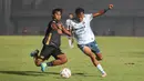 Pemain Dewa United, Ady Setiawan, berebut bola dengan pemain Persita Tangerang, Esal Sahrul, pada laga BRI Liga 1 di Stadion Indomilk Arena, Tangerang, Kamis (27/3/2024). Dewa United menang dengan skor telak 4-1. (Bola.com/M Iqbal Ichsan)