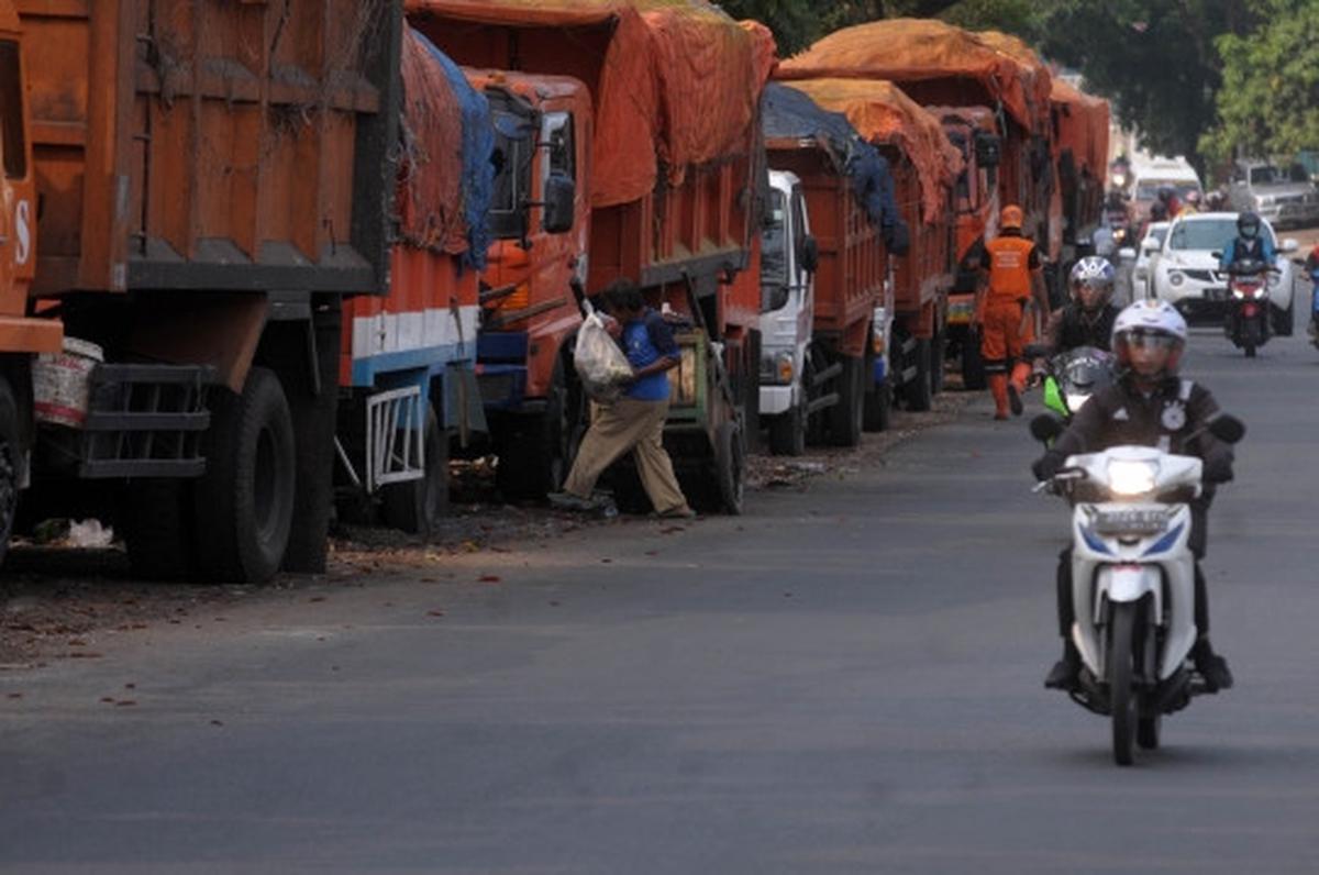 Akses ke Bantargebang diblokir, truk sampah DKI terlantar