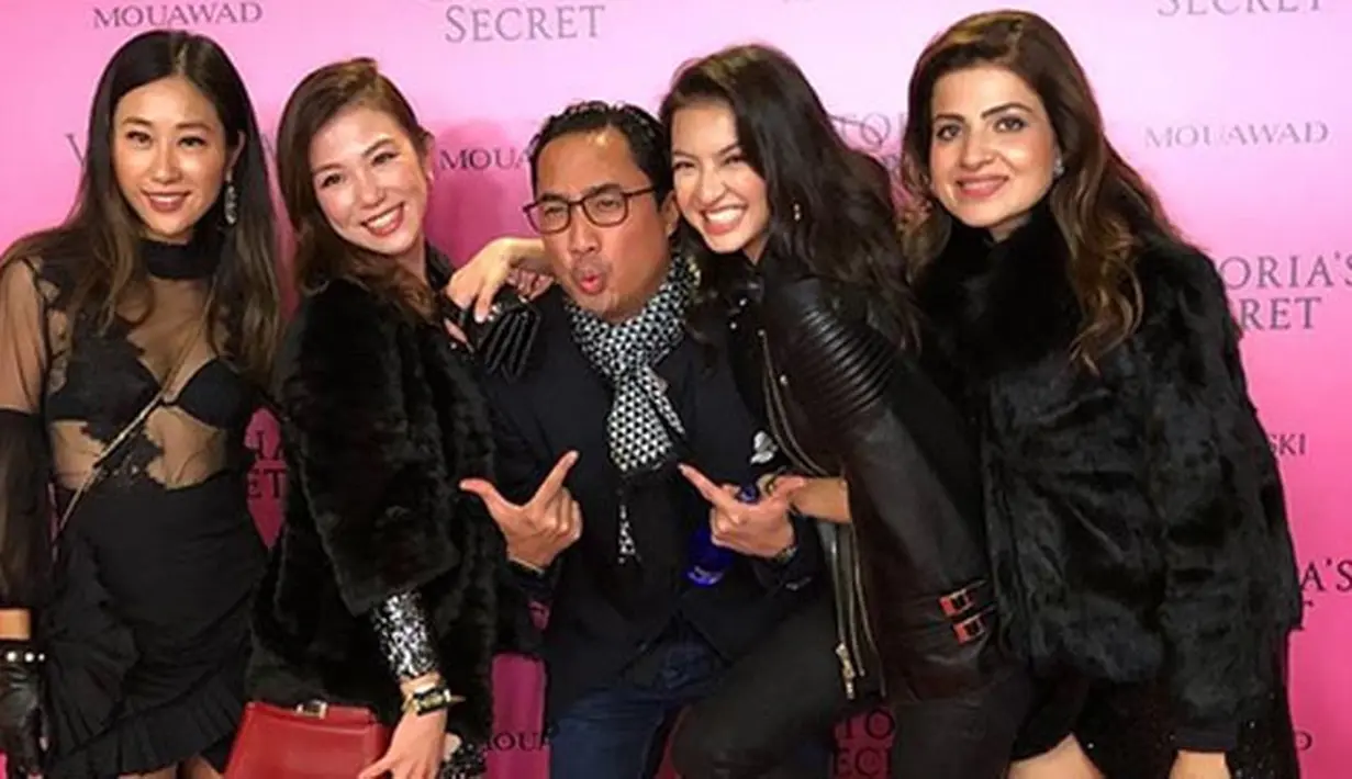 Raline Shah, juga ikut serta menghadiri acara Victoria’s Secret Fashion Show 2017 kemarin. Tidak sendiri, Raline tampak bersama dengan teman-temannya. Rona bahagia pastinya terpancar dari wajah Raline. (Instagram/ralineshah)