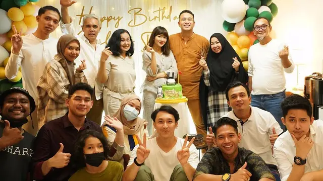 Momen Perayaan Ultah Gilang Dirga yang ke-32, Dapat Kejutan dari Istri. (Sumber: Instagram/gilangdirga)