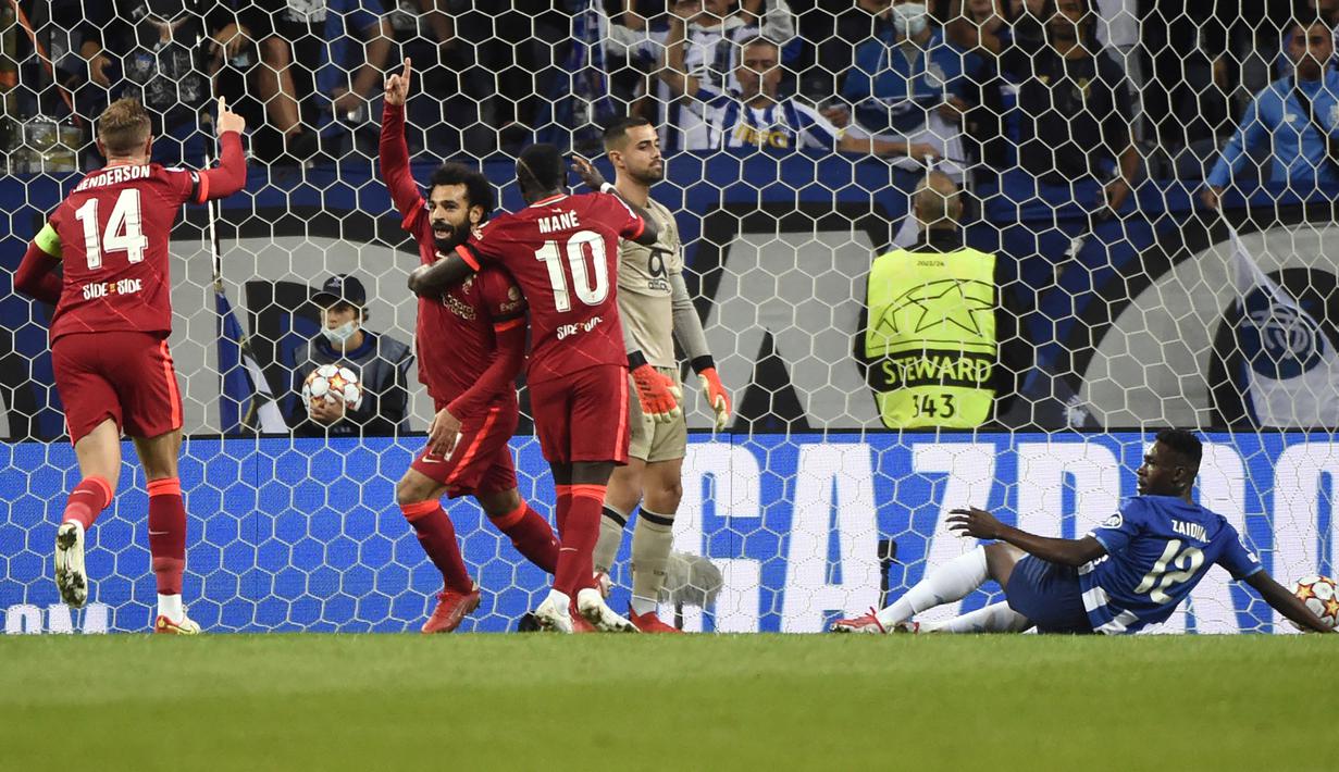 Mohamed Salah. Di matchday kedua Grup B, Liverpool dijamu FC Porto, 28 September 2021. Dalam laga yang berakhir 5-1 untuk kemenangan Liverpool, Mohamed Salah yang mencetak dua gol bersama Roberto Firmino terpilih menjadi Man of The Match berkat keunggulan mobilitasnya. (AFP/Miguel Riopa)