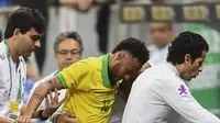 Striker Timnas Brasil Neymar meninggalkan lapangan pada uji coba melawan Qatar akibat cedera ligamen engkel. Dia dipastikan absen pada Copa America 2019. (AFP/Evaristo Sa)