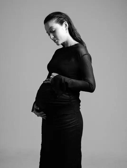 Pose memegang baby bump yang tidak lama lagi akan menjadi seorang ibu. Kehamilan pertama ini melengkapi kebahagiaan Julie dan pembalap David Tjiptobiantoro yang menikah pada 2020 lalu. [Instagram/julstelle]