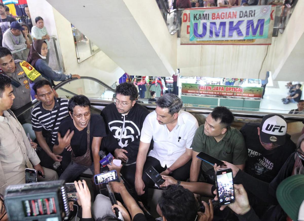 FOTO: Menteri UMKM Tinjau Aktivitas Thrifting di Pasar Senen, Pedagang Sampaikan Aspirasi