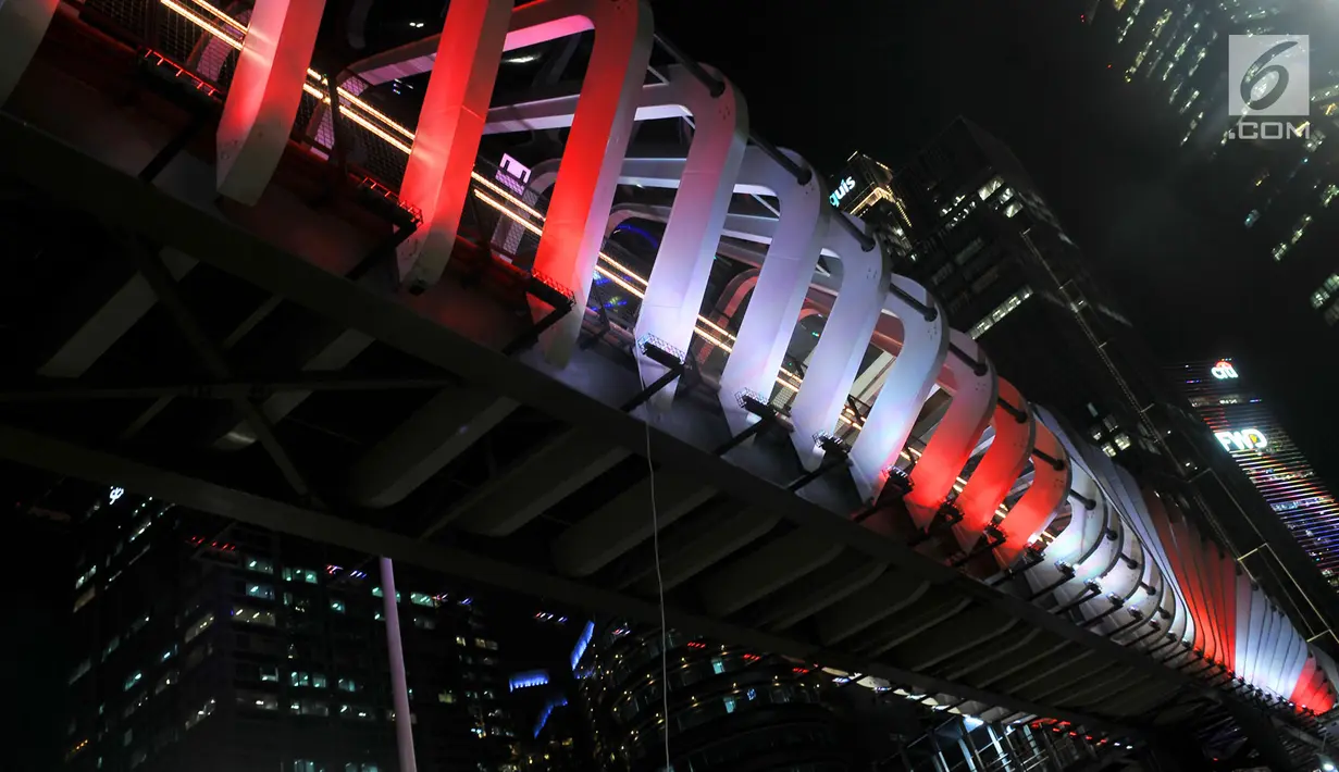 Jembatan penyeberangan orang (JPO) Gelora Bung Karno (GBK) di kawasan Senayan, Jakarta, Senin (25/2). JPO GBK merupakan salah satu jembatan penyeberangan yang baru direvitalisasi oleh Pemprov DKI Jakarta. (Merdeka.com/Iqbal S Nugroho)