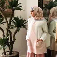 Semakin hari penampilan Fenita  Arie semakinmemukau. Bahkan gaya berhijabnya saja kerap menginspirasi para wanita berhijab lainnya. Dan berikut ini adalah gaya berhijab ala Fenita yang modis dan santun. (Instagram/fenitarie)