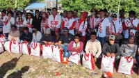 Relawan Solmet membagikan bantuan sembako Presiden kepada Desa Pantai Makmur Kecamatan Taruma jaya, Bekasi. (Istimewa)