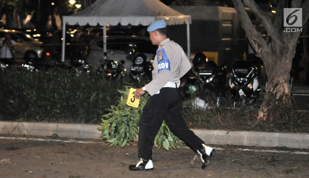 Tim Gegana menyisir lokasi ledakan yang terjadi di area Parkir Timur Senayan, Jakarta, Minggu (17/2). Polisi mengamankan dan mensterilisasi lokasi ledakan. (Merdeka.com/Iqbal Nugroho)
