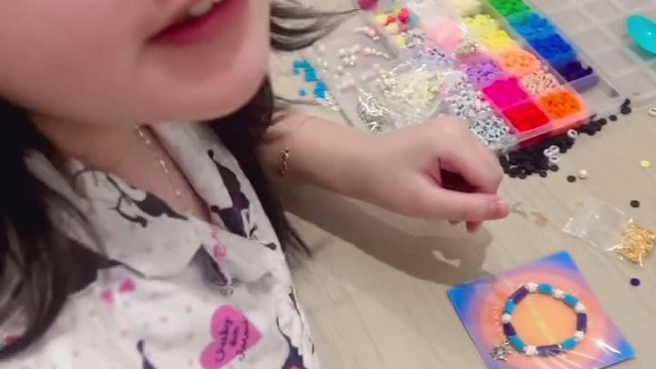 7 Potret Eleeya Anak Celine Evangelista yang Coba Jualan Gelang di Sekolah, Bikin Sendiri Harganya 8 Ribuan
