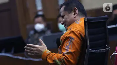 Irjen (Pol) Napoleon Bonaparte saat menjadi saksi dalam sidang lanjutan dugaan perantara suap penghapusan red notice Djoko Tjandra dengan terdakwa Tommy Sumardi di Pengadilan Tipikor, Jakarta, Selasa (24/11/2020). Sidang beragenda mendengar keterangan saksi. (Liputan6.com/Helmi Fithriansyah)