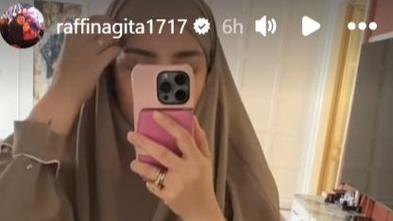 Nagita menyebut gamis yang dikenakannya memiliki bahan yang lembut dan adem, sehingga nyaman dikenakan.