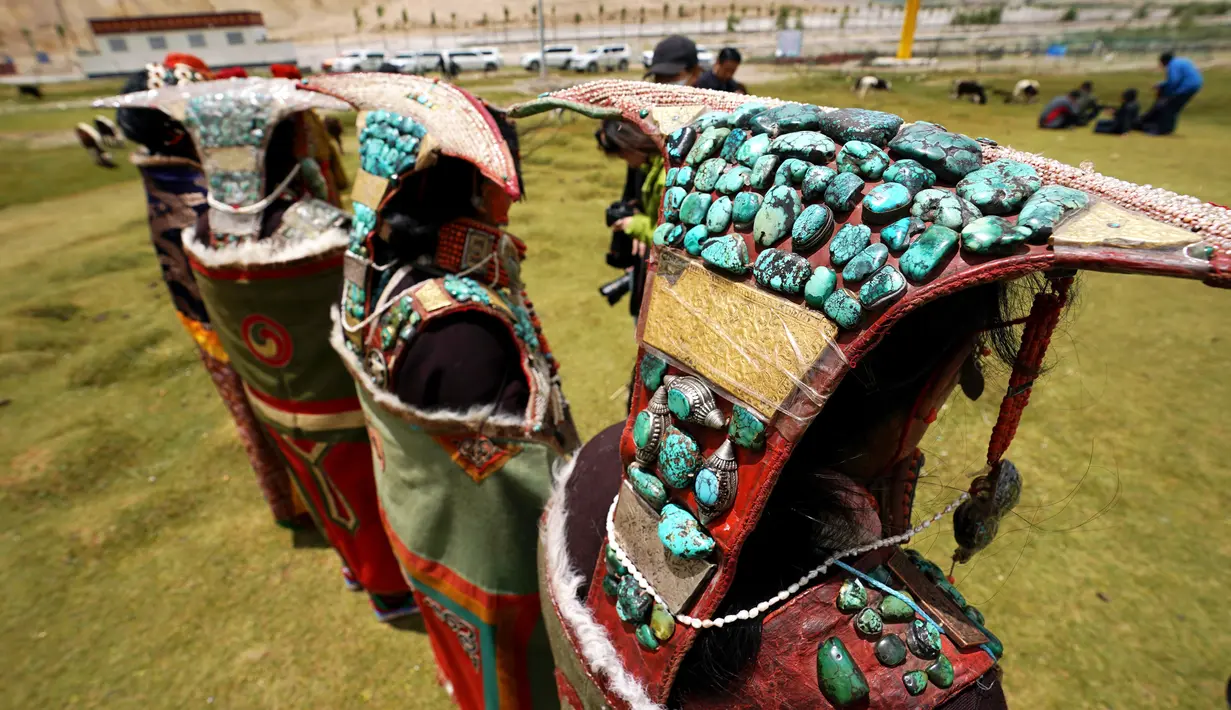 Para perempuan dalam balutan pakaian tradisional Burang terlihat di Wilayah Burang, Prefektur Ali, Daerah Otonom Tibet, China pada 28 Juli 2020. Pakaian tradisional Burang, yang dihiasi dengan emas, perak, mutiara serta perhiasan lainnya, memiliki sejarah lebih dari 1.000 tahun. (Xinhua/Zhan Yan)