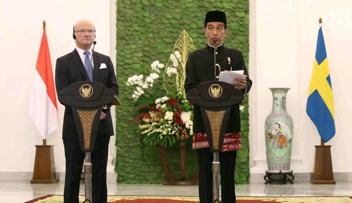 Presiden Jokowi dan Raja Swedia Carl XVI menyampaikan keterangan pers di Istana Bogor, Senin (22/5). Dalam kunjungan Raja Swedia Carl XVI Gustaf dan Ratu Silvia, disepakati kerja sama Indonesia-Swedia dibidang transportasi (Liputan6.com/Angga Yuniar)