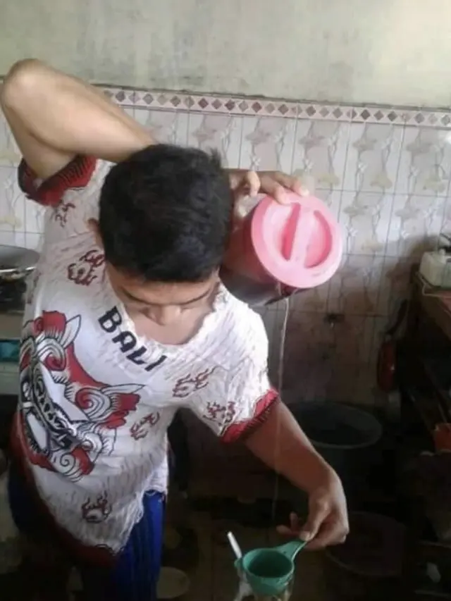 6 Aksi Atraktif Orang saat di Dapur Ini Bikin Tepuk Jidat