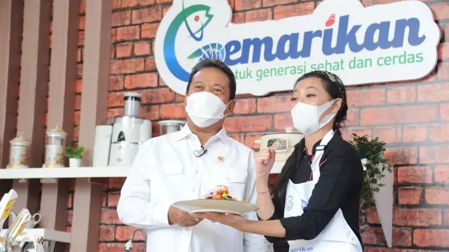 Menteri Kelautan dan Perikanan (MKP) RI Wahyu Sakti Trenggono bersama Chef Priscilya mendemokan masakan berbahan dasar ikan. 