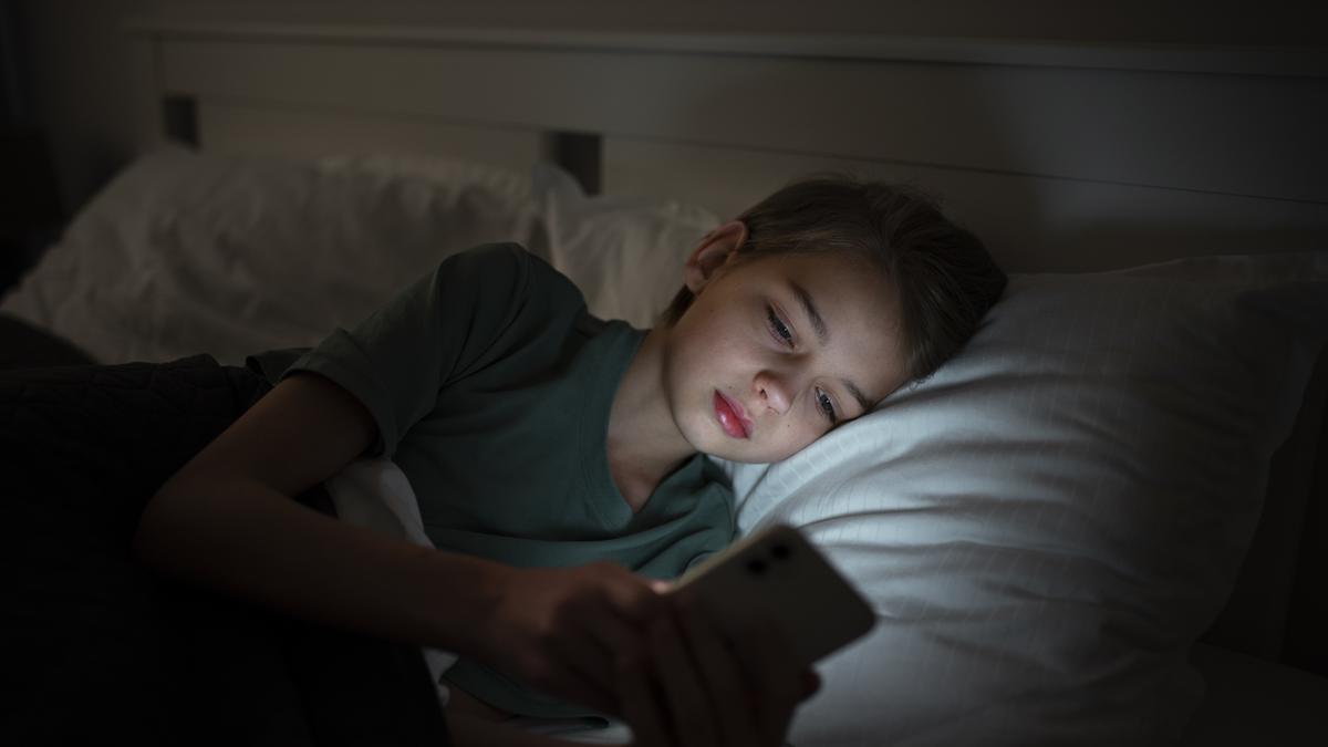 13 Kebiasaan Kecil Sebelum Tidur yang Diam-diam Bikin Kamu Susah Bangun Pagi