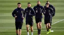 Penyerang Juventus, Cristiano Ronaldo melakukan pemanasan dengan rekan-rekannya jelang menghadapi wakil Spanyol, Atletico Madrid pada leg kedua babak 16 besar Liga Champions di 'Juventus Training Center' di Turin (11/3). (AFP Photo/Marco Bertorello)