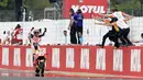Selebrasi Marc Marquez saat menyentuh finis pertama MotoGP Argentina di Sirkuit Autodromo Termas de Rio Hondo, Senin (4/4/2016) dini hari WIB. (AFP/Juan Mabromata))