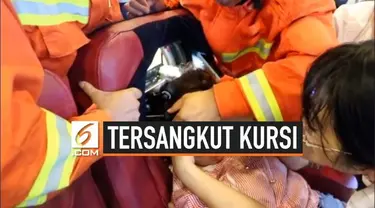 Petugas pemadam kebakaran berupaya melepaskan rambut seorang turis yang tersangkut di kursi pijat. Insiden ini terjadi di ruang tunggu stasiun Kota Zunyi, China.