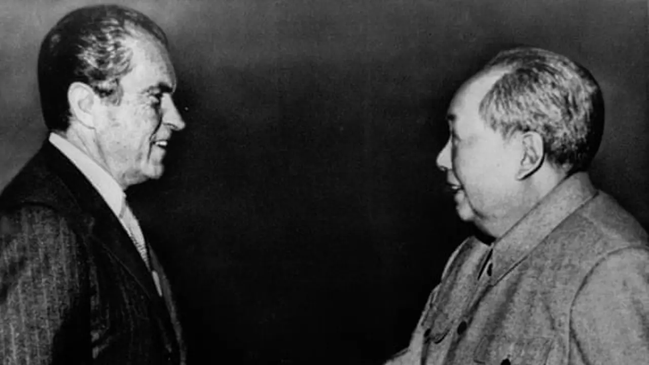 Richard Nixon bersalaman dengan Mao Tse-Tung
