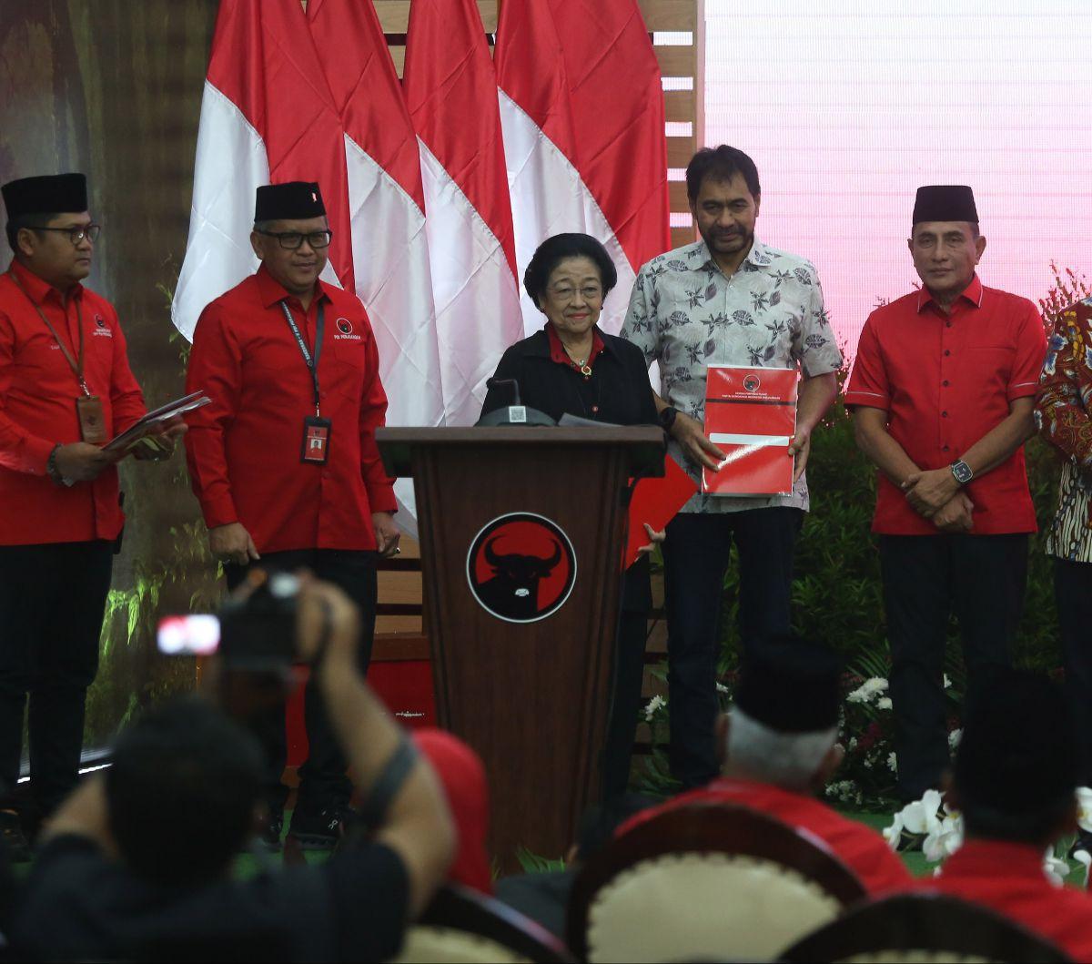 Ketua Umum PDI Perjuangan Megawati Soekarnoputri (tengah) saat memimpin pengumuman bakal calon kepala daerah/wakil kepala daerah dari PDI Perjuangan di Kantor DPP PDI Perjuangan, Menteng, Jakarta Pusat, Rabu (14/8/2024). Dalam momen tersebut, Megawati men