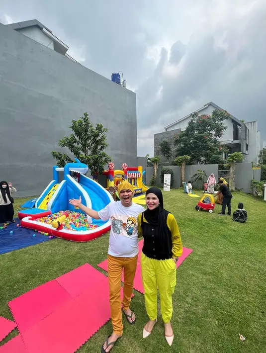 Dalam perayaan ulang tahun yang penuh warna, Aldila dan Bekti terlihat kompak dan tersenyum bersama. Karena itu, kabar gugat cerai yang dilakukan Aldila pada Bekti mengejutkan publik. Saat berbincang dengan Melaney Ricardo, Aldila membeberkan bahwa pasca operasi, Bekti lebih emosional dan mudah marah hingga anak-anak jadi sasaran. (Liputan6.com/IG/@indrabekti)