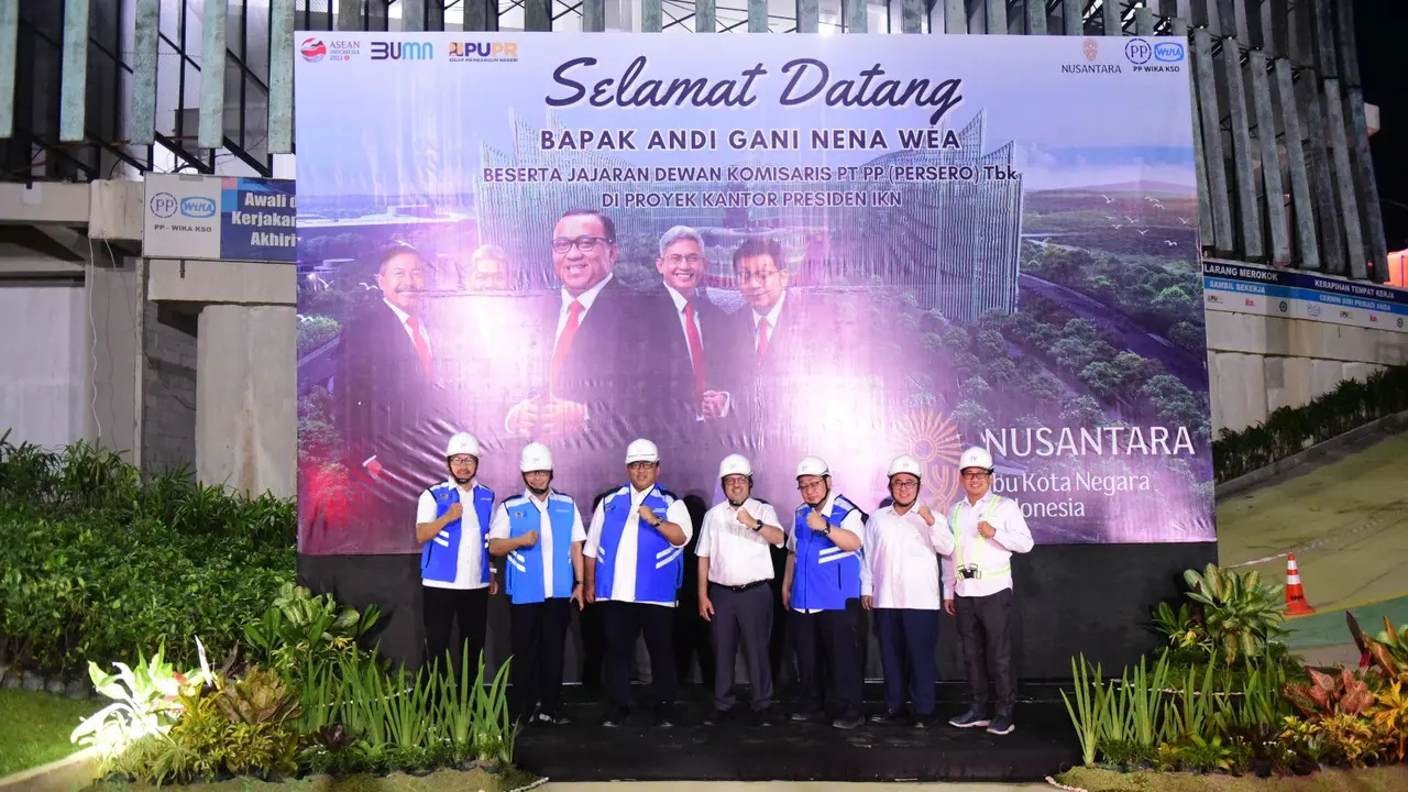 Presiden Komisaris BUMN PT Pembangunan Perumahan (PTPP) Andi Gani Nena Wea melakukan tinjauan langsung ke proyek-proyek Ibu Kota Nusantara (IKN) di Kecamatan Penajam Kabupaten Penajam Paser Utara, Kalimantan Timur, pada Selasa (31/10) (Istimewa)
