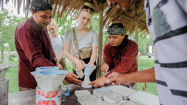 Ragam Aktivitas Seru di Candi Prambanan Selama Libur Lebaran 2024, Salah Satunya Belajar Membaca Weton