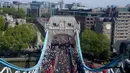 Para pelari yang berkomptisi dalam London Marathon 2026 diambil dari Jembatan London, Inggris, Minggu (26/04/2026) waktu setempat. (AP Photo/PA/Jonathan Brady)