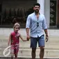 Pemain elif Emre Kivilcim (kanan) bersama dengan Isabella Damla Guvenilir usai melihat lukisan di Ubud Galeri kawasan Gianyar, Bali, Kamis (27/8/2015). (Liputan6.com/Herman Zakharia)