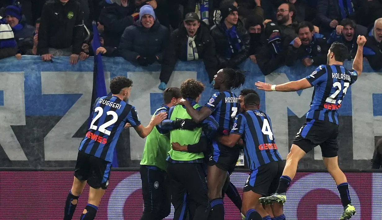 Pemain Atalanta merayakan gol yang dicetak oleh Ademola Lookman ke gawang AC Milan pada laga lanjutan Liga Italia 2024/2025 di ewiss Stadium, Bergamo, Italia, Sabtu (07/12/2024) dini hari WIB. (AP Photo via Spada/LaPresse)