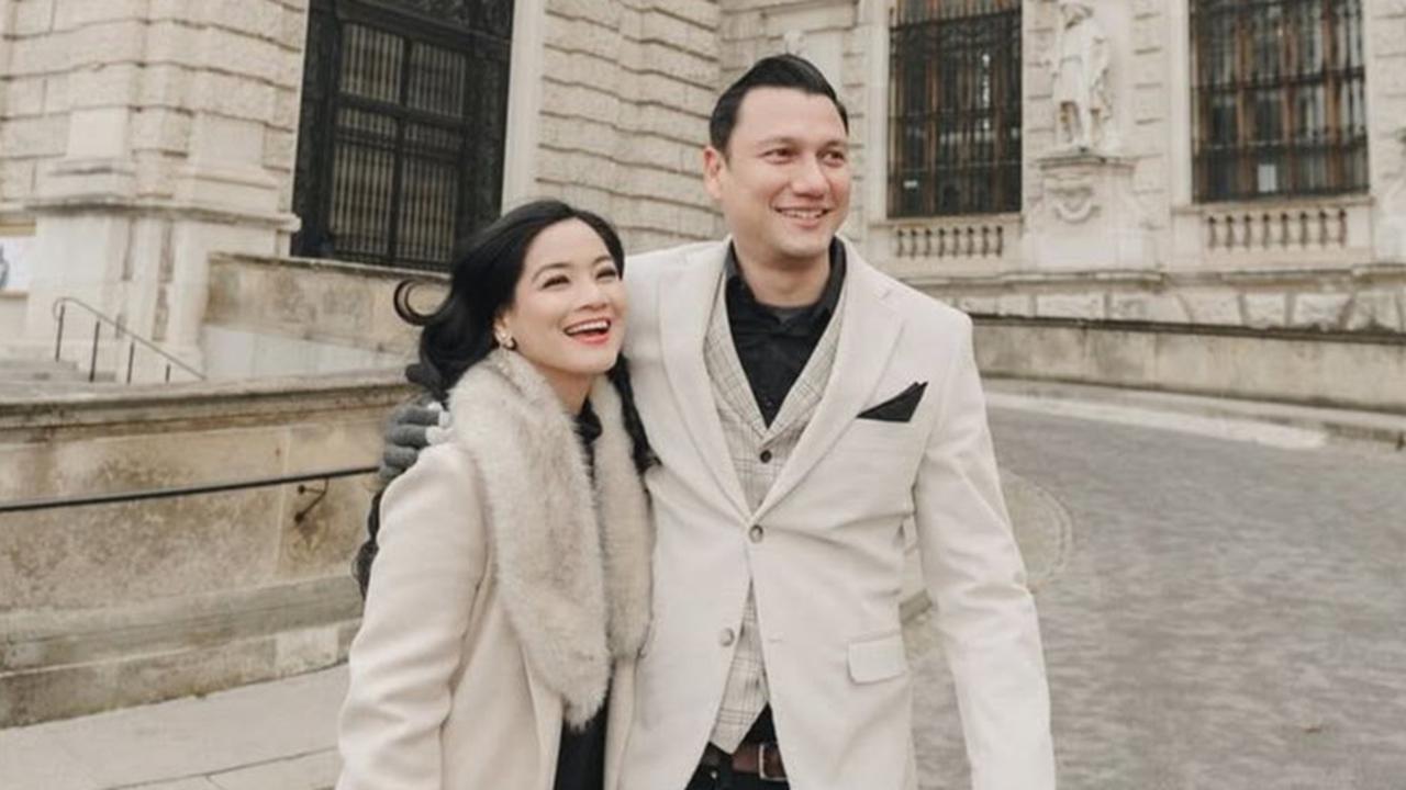 Potret Titi Kamal dan Christian Sugiono Liburan di Austria, Pacaran Sejak 1999 Hingga Kini Tetap Langgeng & Romantis